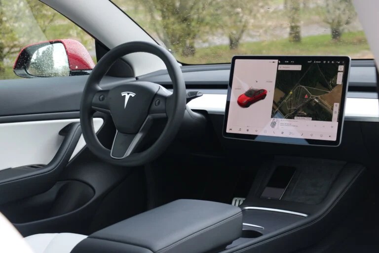 Tesla continue de livrer coûte que coûte, certaines Model 3 et Y sont livrées sans ports USB
