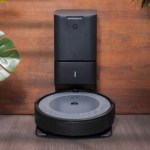 L’iRobot Roomba i3+, livré avec sa station de vidage, est à moitié prix