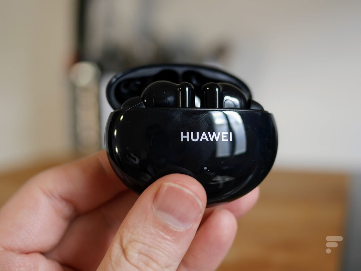 Les Huawei FreeBuds 4i dans leur boîtier