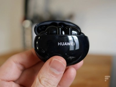 Les Huawei FreeBuds 4i dans leur boîtier // Source : Frandroid