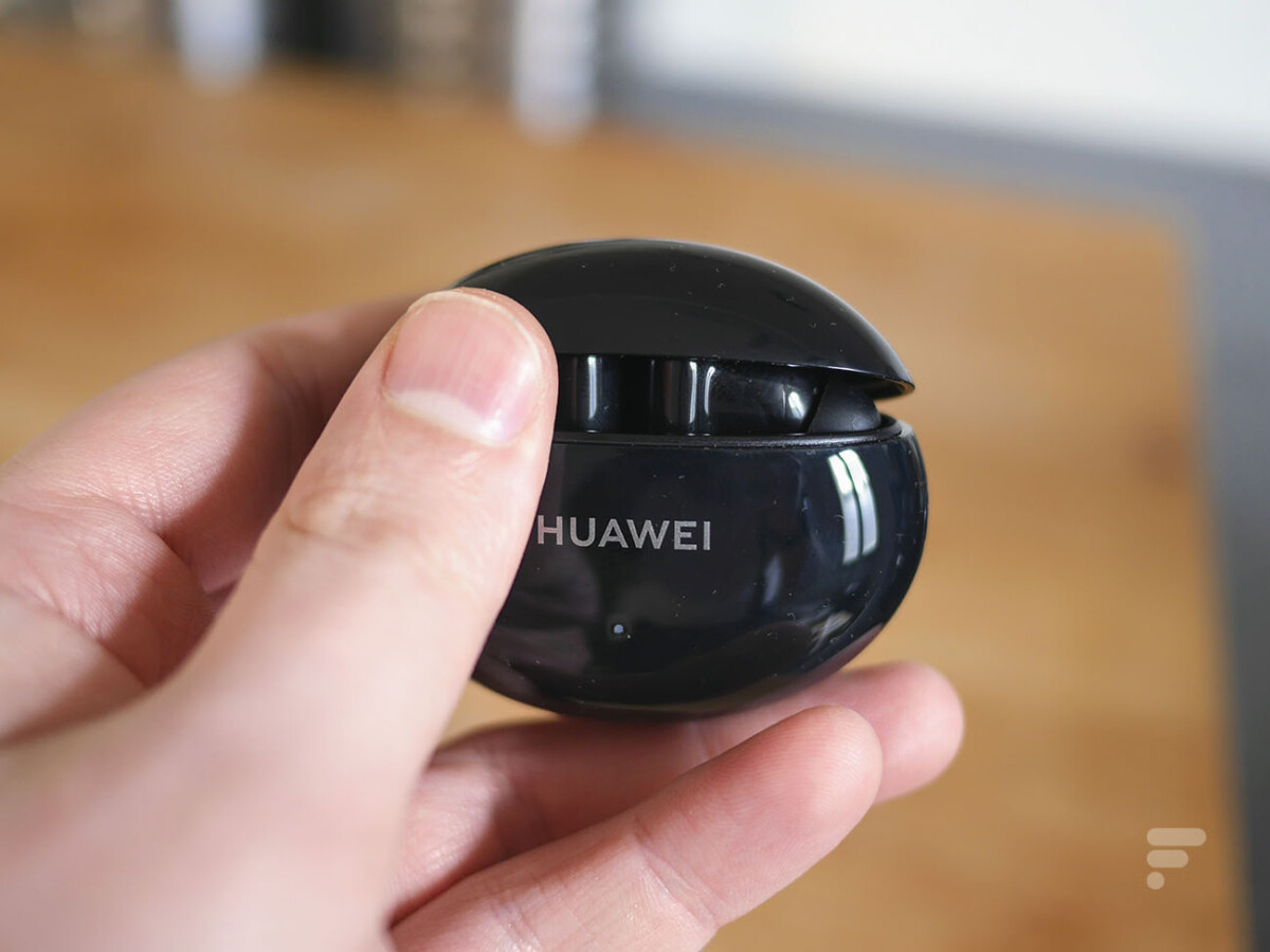 Le boîtier des Huawei FreeBuds 4i s'ouvre facilement à une main