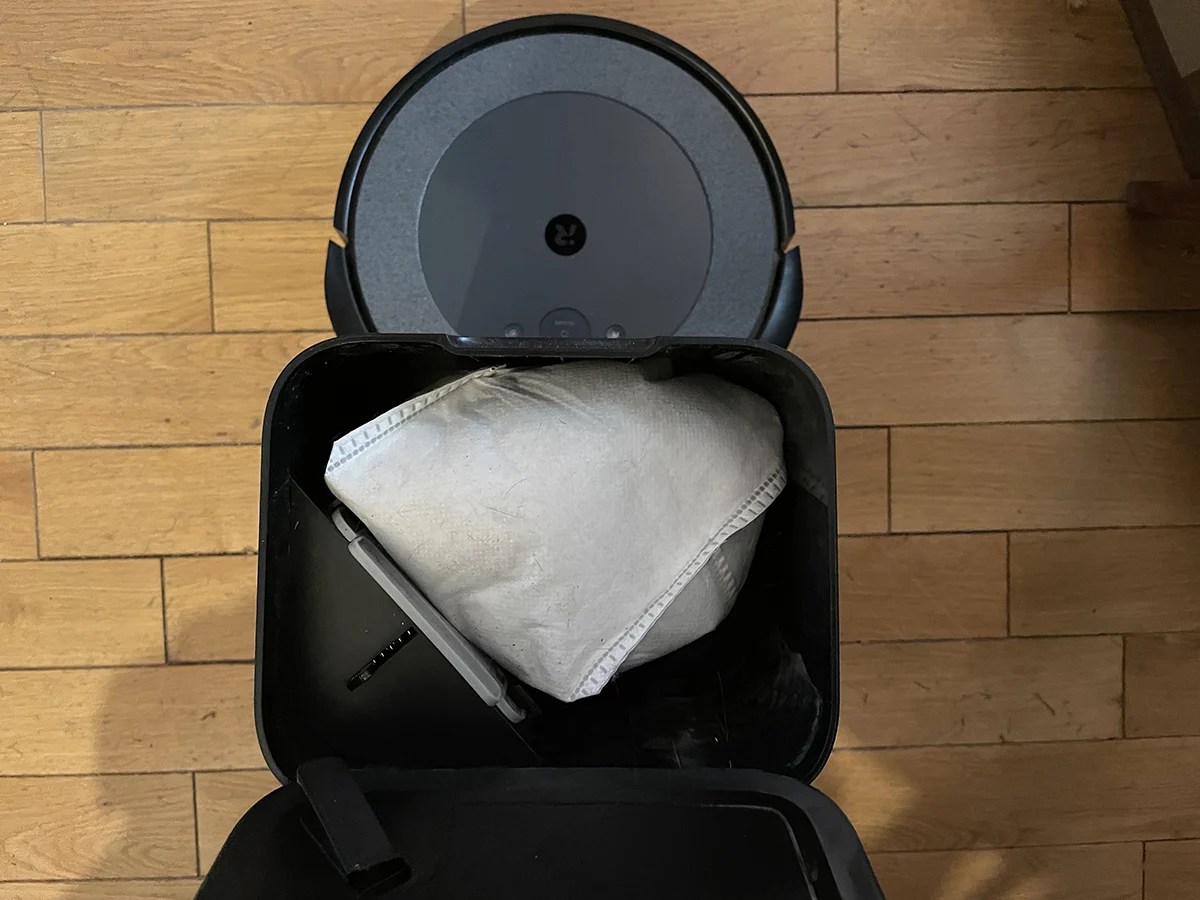 Le sac aspirateur de la Clean Base iRobot // Source : Frandroid / Yazid Amer