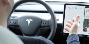 Tesla : la conduite autonome c’est moins facile que prévu, Elon Musk l’admet