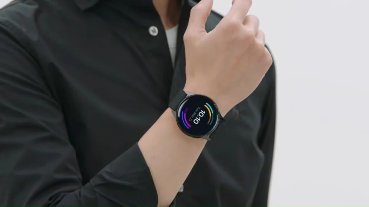 La OnePlus Watch autour du poignet