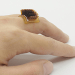 Un gadget conçu pour transformer la chaleur de votre corps en énergie pour votre smartphone