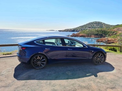 La Tesla Model 3 dans le massif de l'Esterel // Source : Bob Jouy pour Frandroid