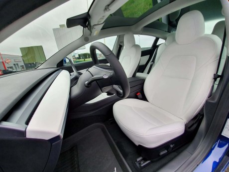 2 ans après, l'intérieur blanc de notre Tesla Model 3