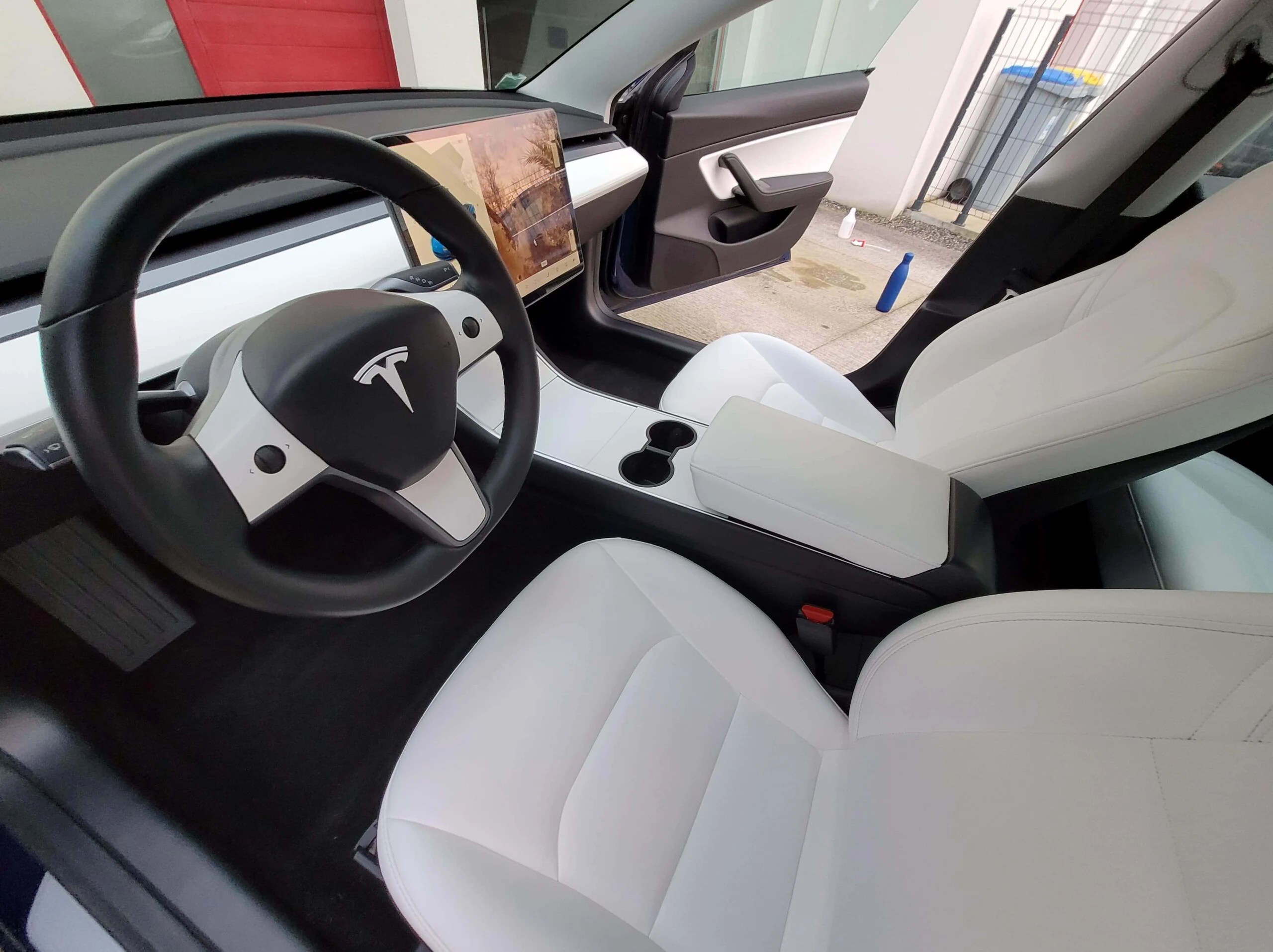 2 ans après, l'intérieur blanc de notre Tesla Model 3