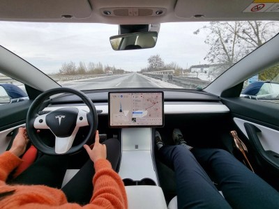 Navigation Autopilot sur Tesla Model 3 // Source : Bob Jouy pour Frandroid
