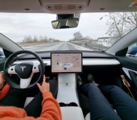 Navigation Autopilot sur Tesla Model 3 // Source : Bob Jouy pour Frandroid