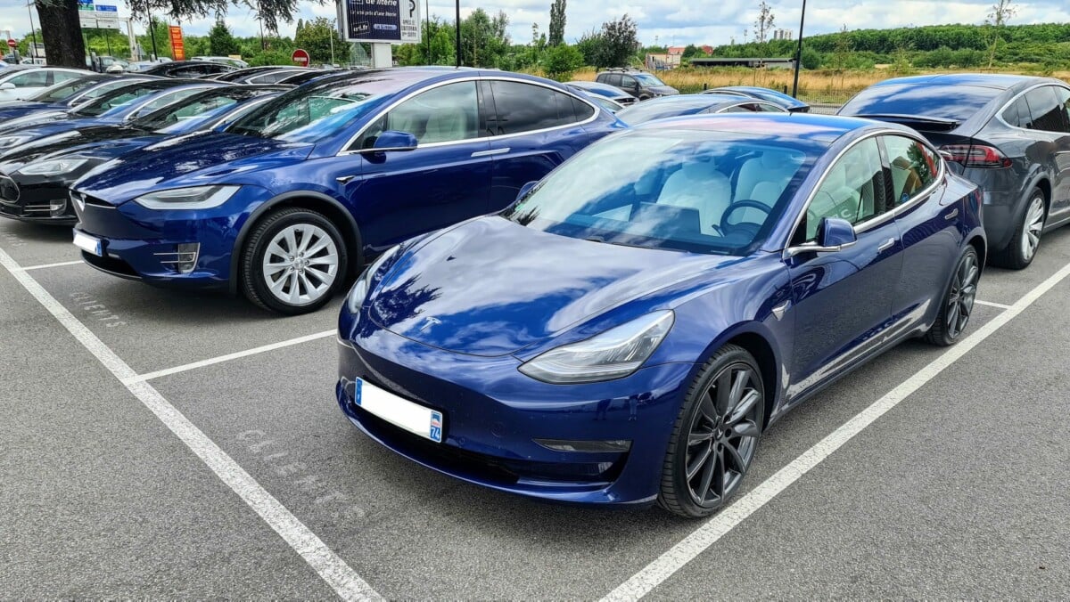 Tesla Parking Chambourcy