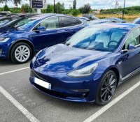 Le parking de Tesla Chambourcy, lieu de livraison en région Parisienne // Source : Bob Jouy pour Frandroid