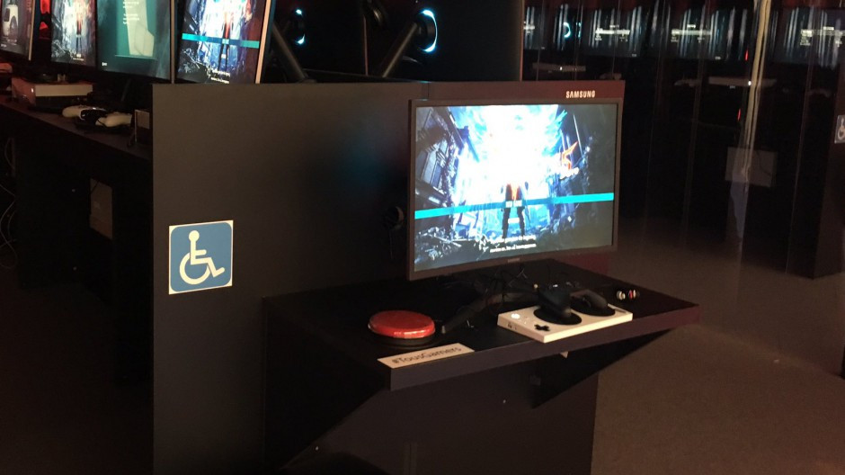 Le stand Xbox avec une manette adaptative pour jouer lors de la Paris Games Week 2019