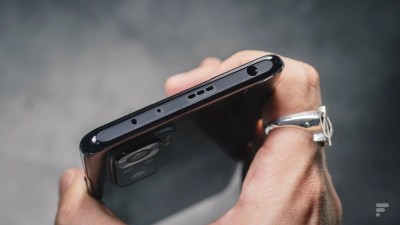 Le Xiaomi Redmi Note 10 Pro a un deuxiÃ¨me haut-parleur en haut, prÃ¨s de la prise jack // Source : Arnaud Gelineau - Frandroid