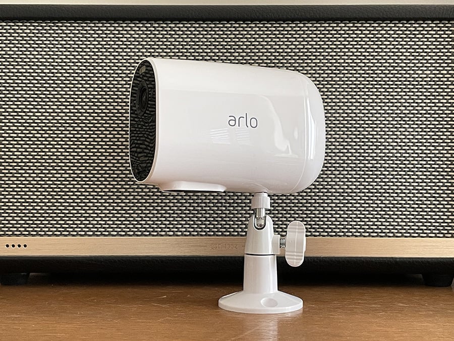 Arlo Essential Spotlight XL sur son support // Source : Frandroid / Yazid Amer