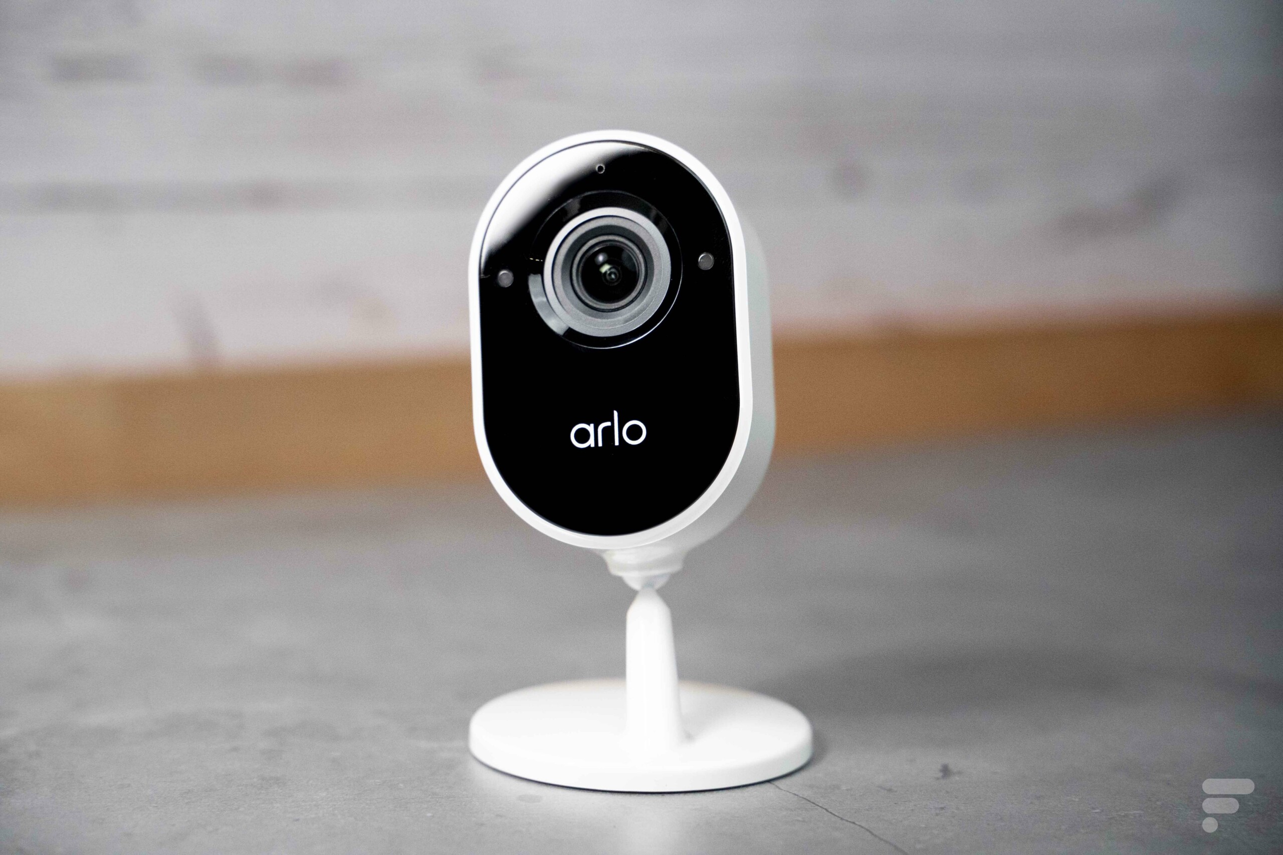 La caméra Arlo Essential Indoor et son pied articulé