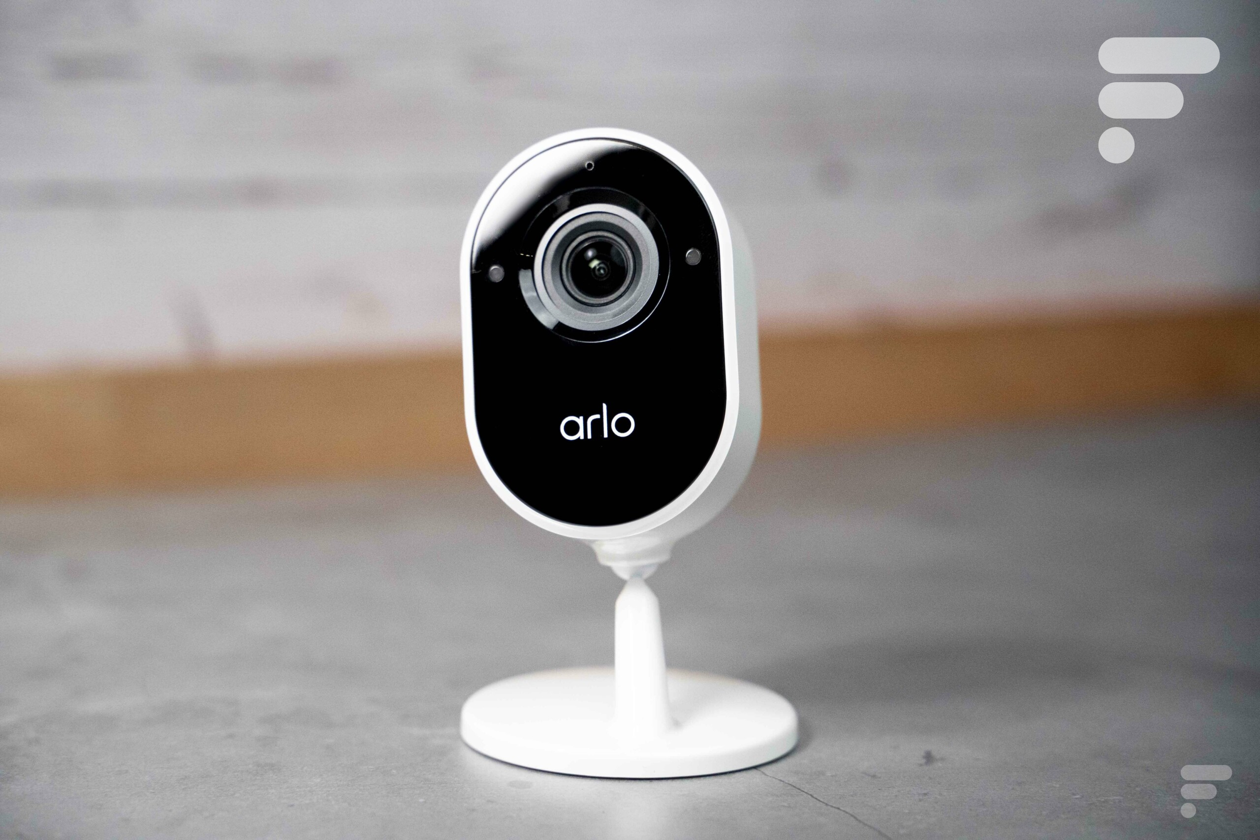 La caméra Arlo Essential Indoor et son pied articulé