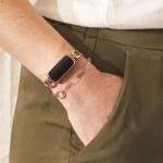 Le Fitbit Luxe avec bracelet gorjana pour illustration