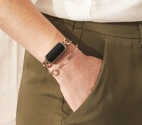 Le Fitbit Luxe avec bracelet gorjana pour illustration