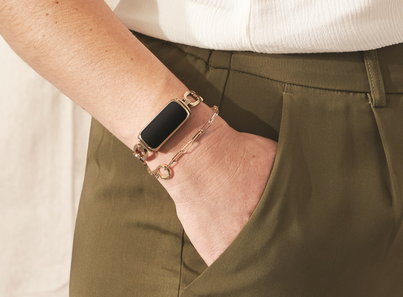 Le Fitbit Luxe avec bracelet gorjana pour illustration