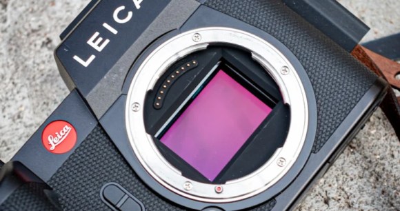 Le reflet rose visible sur le capteur est causé par la présence d'un filtre infrarouge.