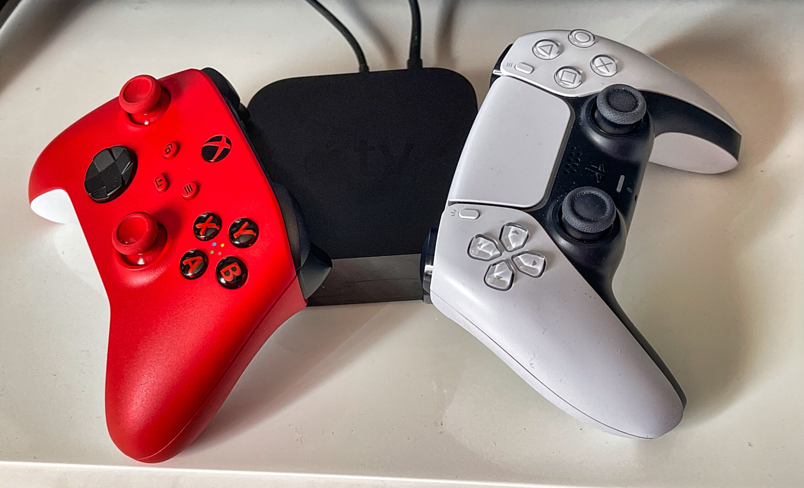 Les manettes PS5 et Xbox Series sont désormais compatibles avec l'Apple TV