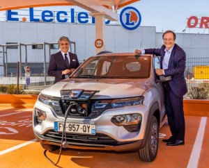 Michel-Edouard Leclerc qui annonce l'arrivée de la Dacia Spring à son catalogue