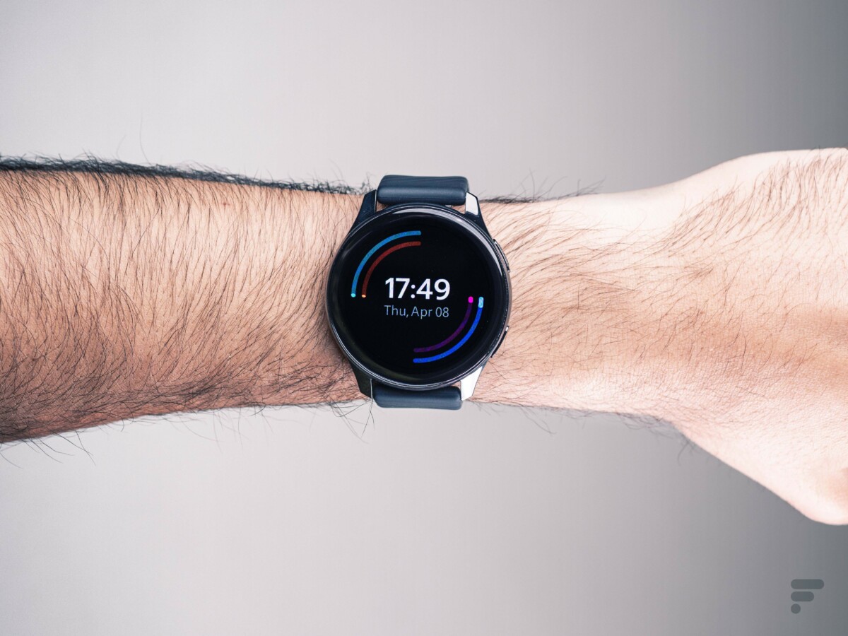 La OnePlus Watch portée au poignet