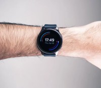 La OnePlus Watch portée au poignet // Source : Arnaud Gelineau - Frandroid