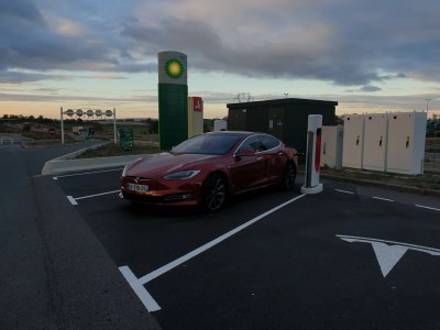 Une Tesla Model S en Supercharge // Source : Bob Jouy pour Frandroid