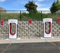 Deux bornes Tesla Superchargeurs // Source : Chad Russell sur Pexels