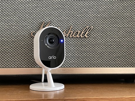 La caméra d'intérieur Arlo Essential Indoor // Source : Frandroid / Yazid Amer