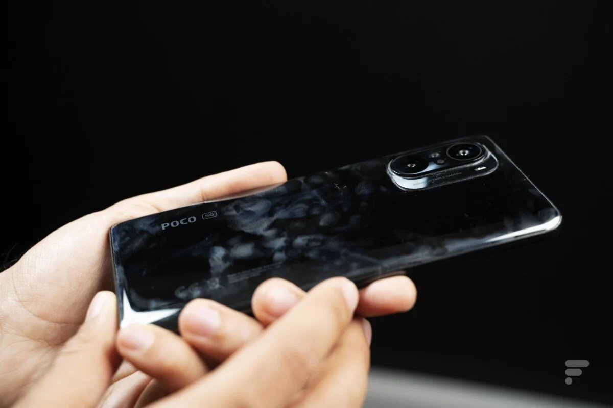 Le dos du Xiaomi Poco F3 attrape vite les traces de doigts