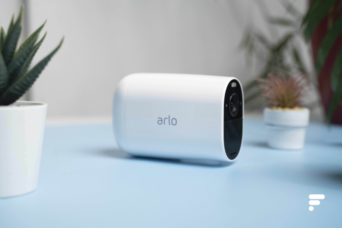 Arlo Essential Spotlight XL côté