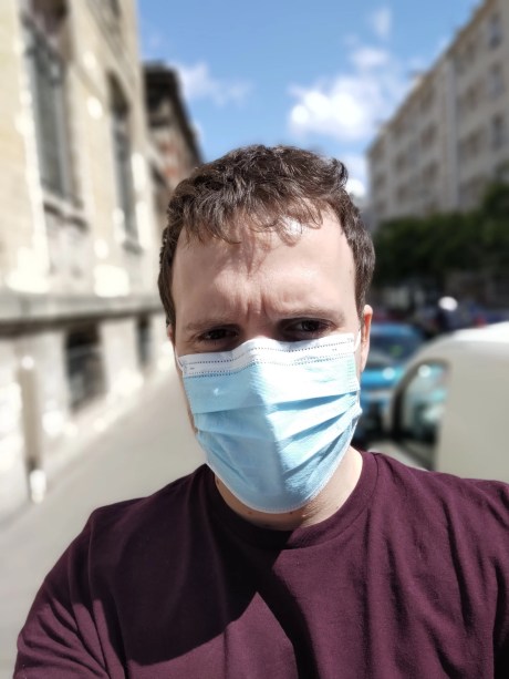 Photo en selfie de l'Asus Zenfone 8 en mode portrait