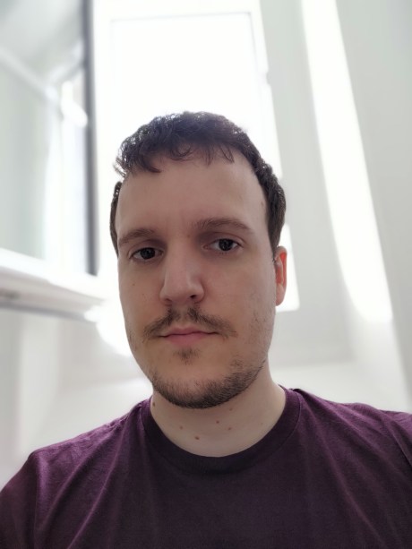 Photo en selfie de l'Asus Zenfone 8 en mode portrait