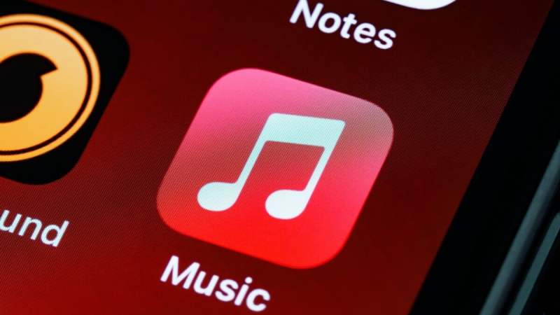 Après Deezer et Spotify, Apple Music s’attaque aux morceaux entièrement générés par IA