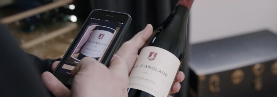 Pour renseigner une bouteille, il suffit de la scanner avec l'app Vinotag // Source : La Sommelière