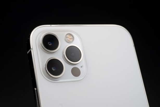 L'Apple iPhone 12 Pro Max et son module finalement plutôt compact.