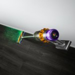 Dyson V15 Detect : l’aspirateur-balai qui éclaire la poussière et indique les polluants de la maison arrive en France