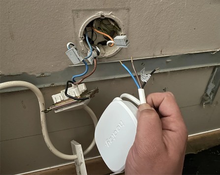 Identifiez les fils du radiateurs par leur couleur avant de les associer à ceux du Heatzy Pilote // Source : Frandroid / Yazid Amer
