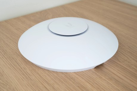 Le UniFi 6 Long Range est une grande soucoupe blanche destinée à être accrochée au mur ou au plafond (tout le nécessaire est fourni)