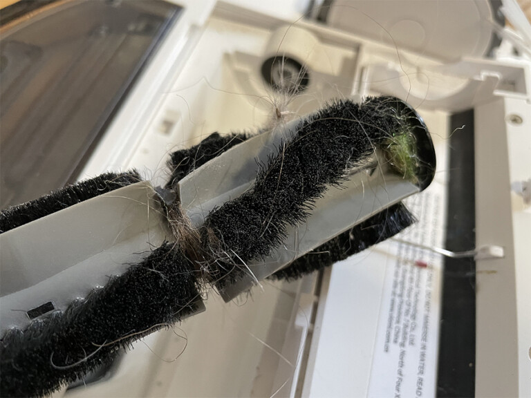 La brosse centrale est très sensible aux fils et cheveux // Source : Frandroid / Yazid Amer La brosse centrale est très sensible aux fils et cheveux // Source : Frandroid / Yazid Amer