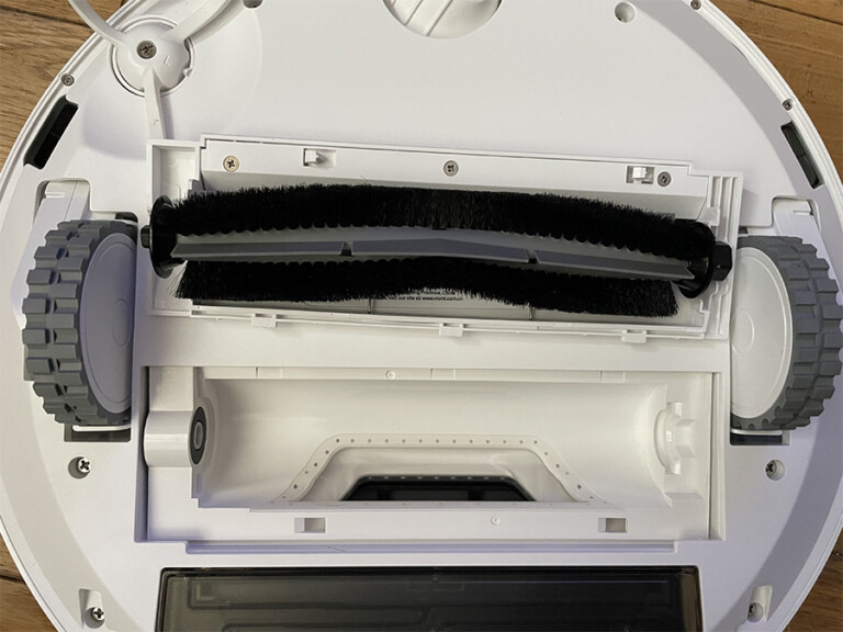 Retirer la brosse centrale et la remettre en place est une opération très simple // Source : Frandroid / Yazid Amer Retirer la brosse centrale et la remettre en place est une opération très simple // Source : Frandroid / Yazid Amer