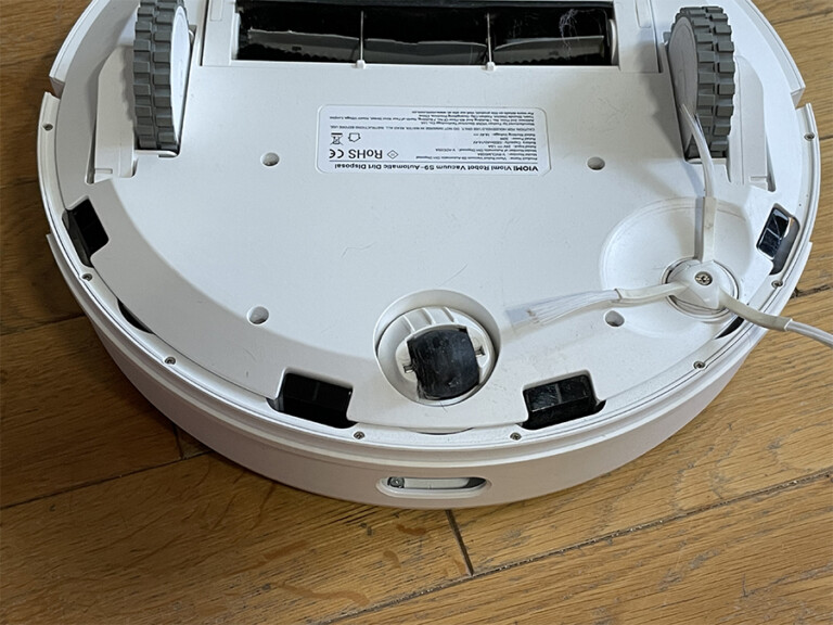 En plus des bumpers dans le pare-chocs se trouve sous le robot des capteurs de chutes // Source : Frandroid / Yazid Amer En plus des bumpers dans le pare-chocs se trouve sous le robot des capteurs de chutes // Source : Frandroid / Yazid Amer