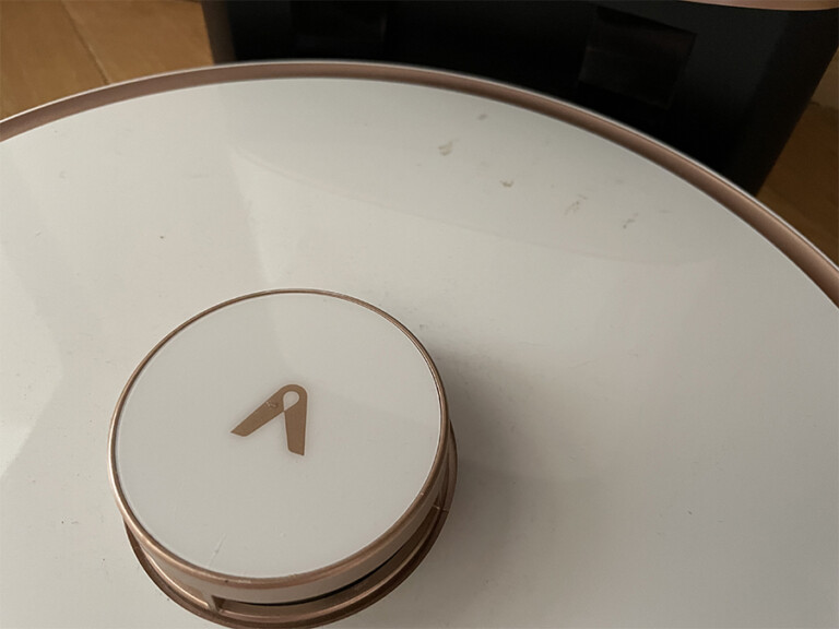 La coque laquée en blanc ne fait pas ressortir la poussière mais les traces oui, qui se nettoient très facilement // Source : Frandroid / Yazid Amer La coque laquée en blanc ne fait pas ressortir la poussière mais les traces oui, qui se nettoient très facilement // Source : Frandroid / Yazid Amer