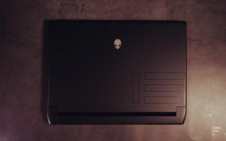 Le design de l'Alienware m15 R5 opte pour des contours arrondis. // Source : Frandroid - Anthony Wonner