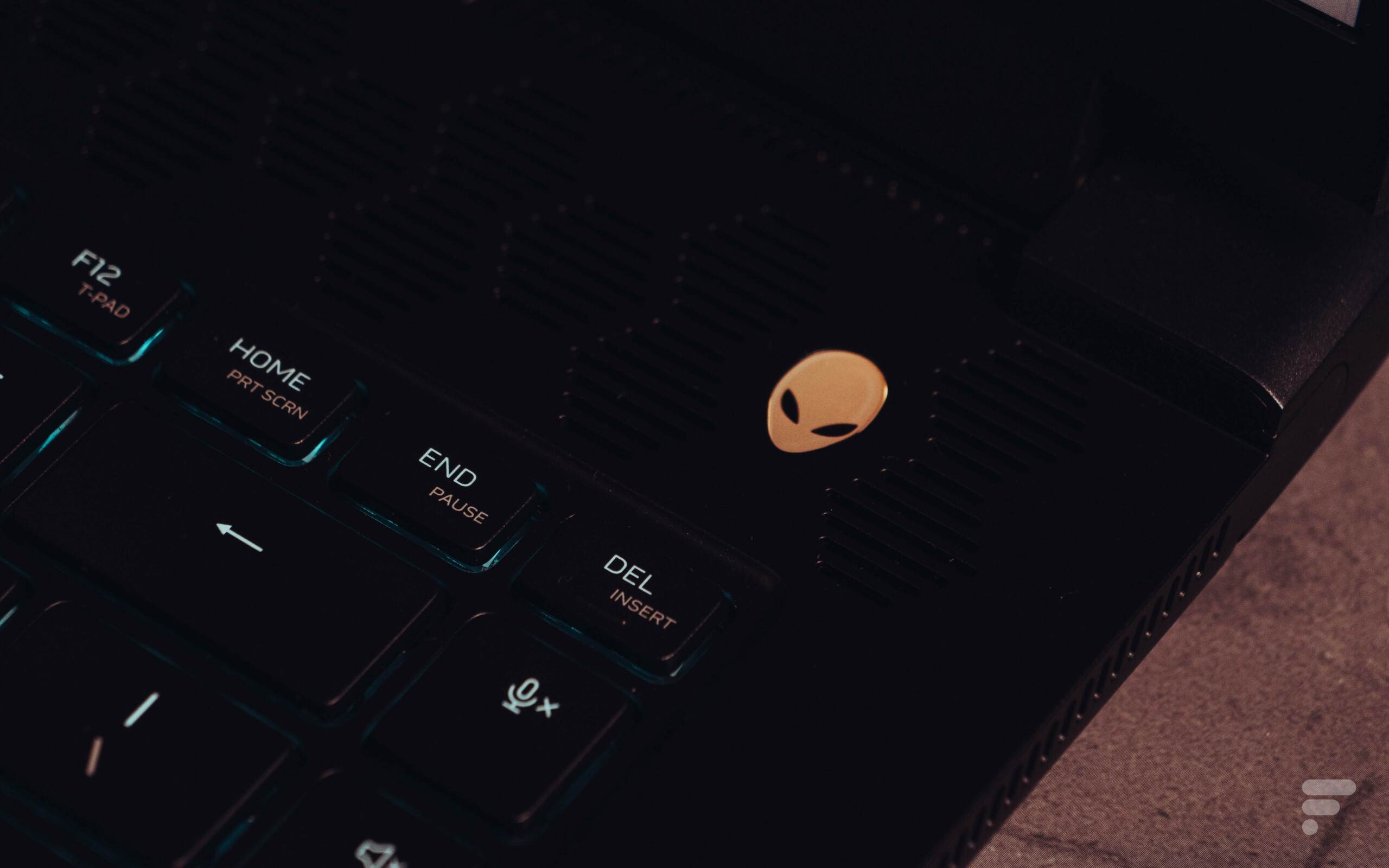 Le bouton d'alimentation reprend le logo d'Alienware // Source : Frandroid - Anthony Wonner