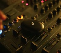 Les écouteurs Beats Studios Buds apparaissent dans un clip // Source : 9To5Mac