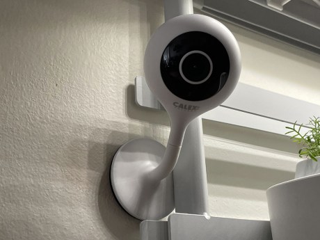 La tige flexible est vraiment pratique, surtout avec une installation à la verticale // Source : Frandroid / Yazid Amer